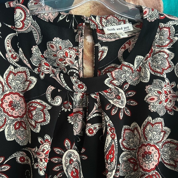 Faith and Joy Black and Red Floral Key Hole Blouse L - Picture 6 of 16